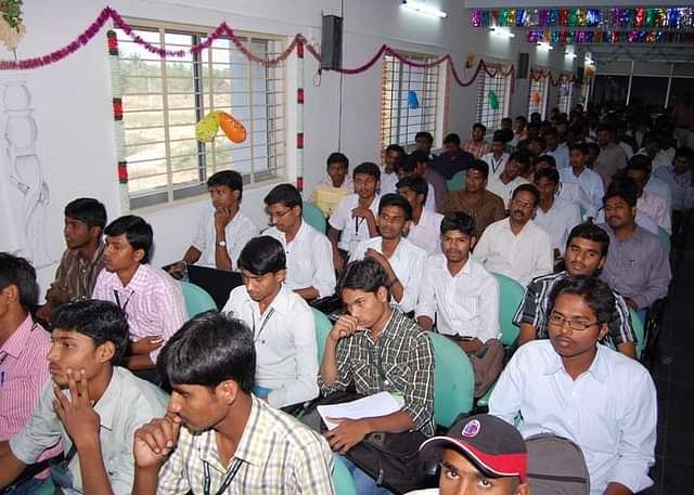 Varuvan_Vadivelan_Institute_of_Technology